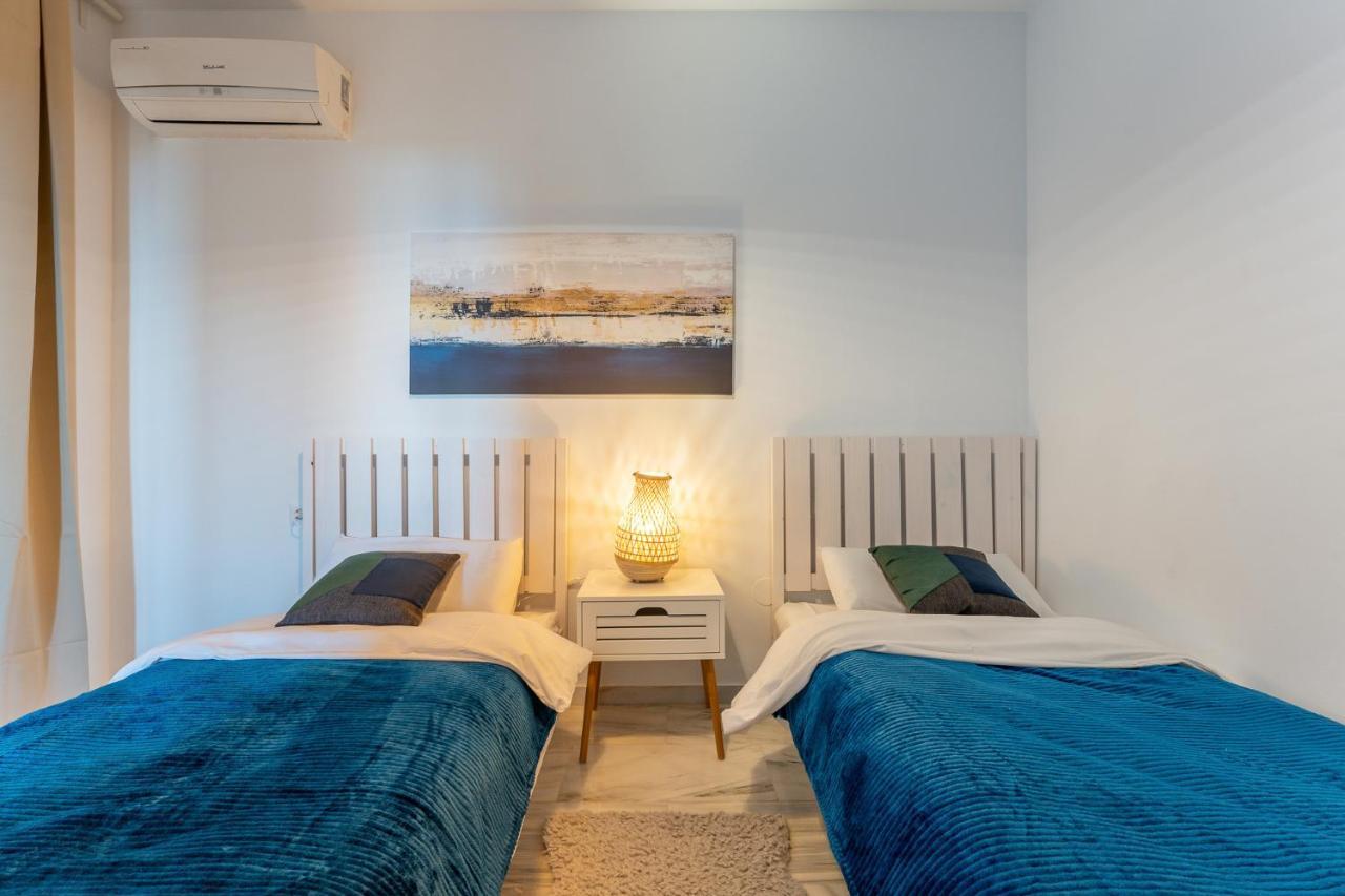 Appartamento Benalmadena Beachfront Retreat Big Balcony And City Sea Views Esterno foto