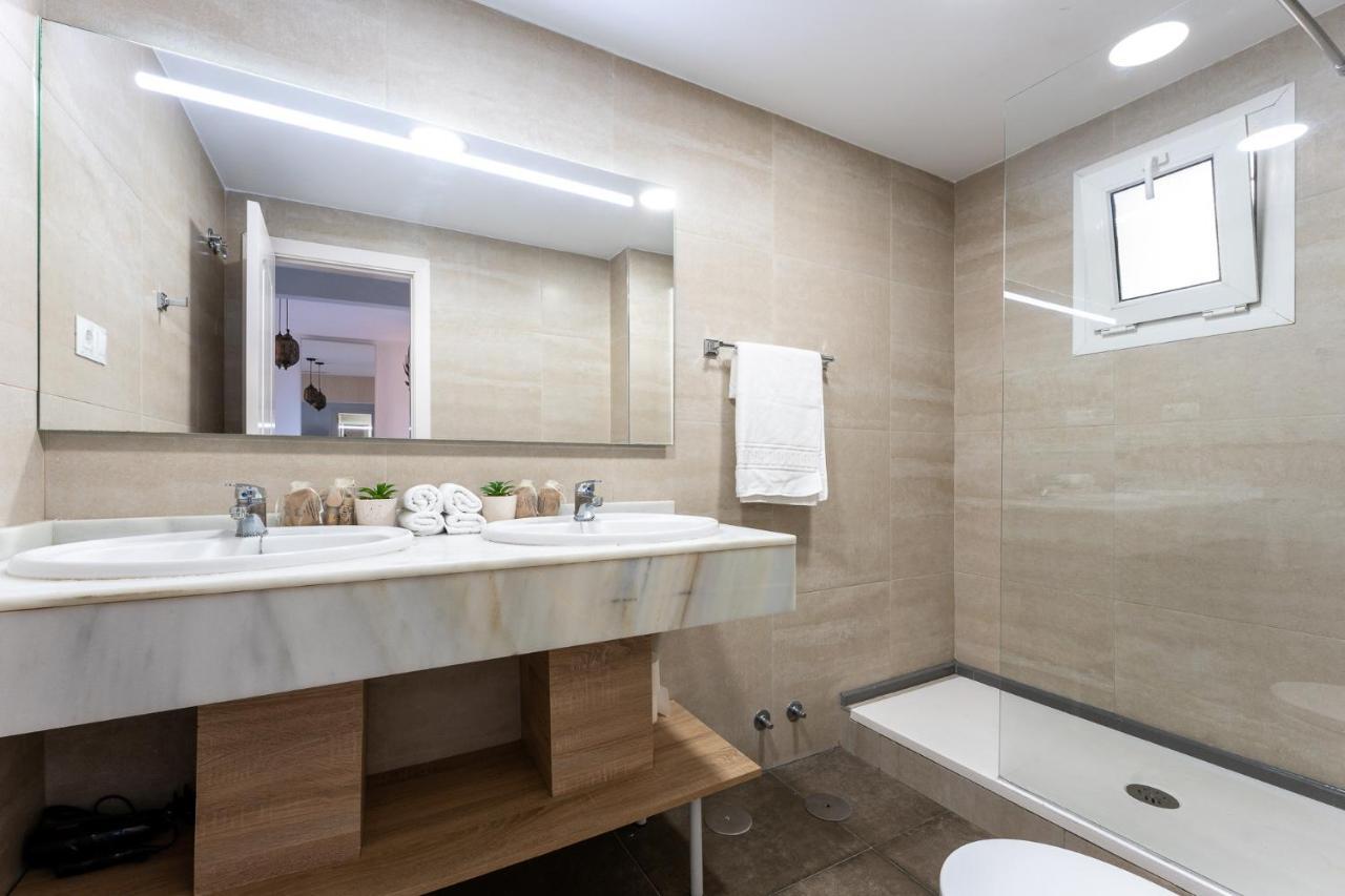 Appartamento Benalmadena Beachfront Retreat Big Balcony And City Sea Views Esterno foto