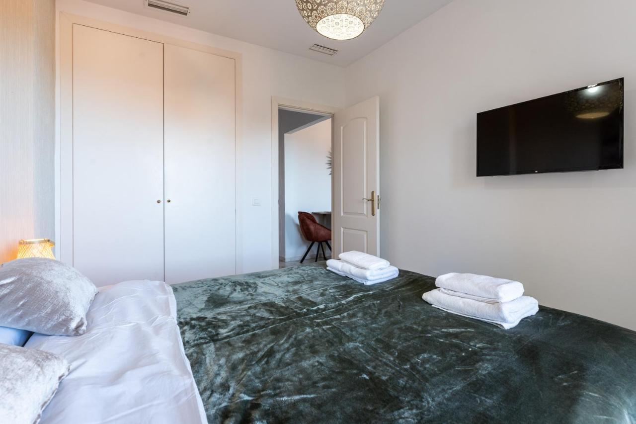 Appartamento Benalmadena Beachfront Retreat Big Balcony And City Sea Views Esterno foto