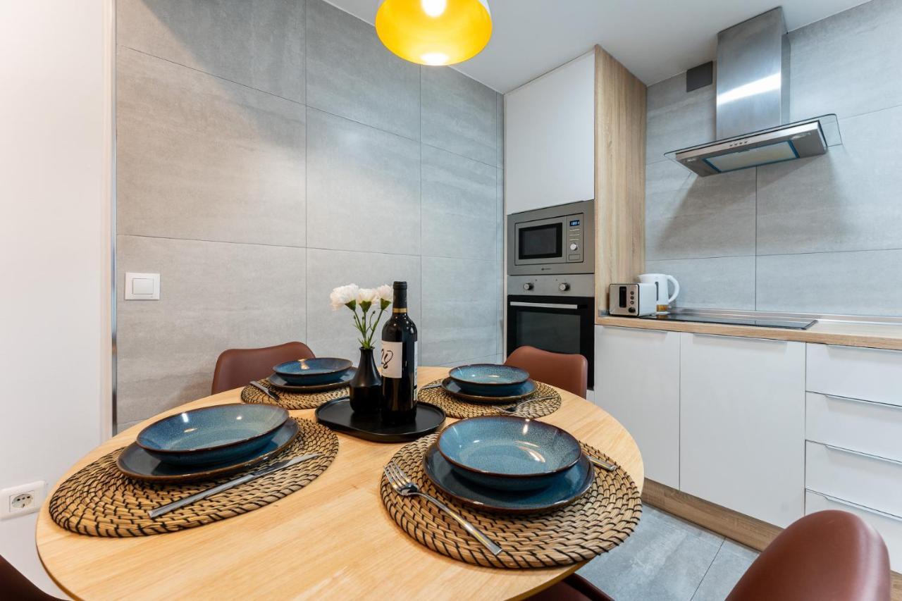 Appartamento Benalmadena Beachfront Retreat Big Balcony And City Sea Views Esterno foto