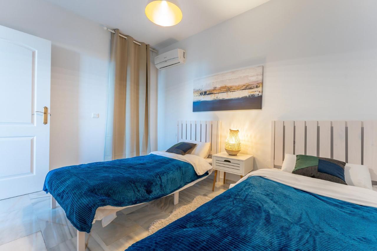 Appartamento Benalmadena Beachfront Retreat Big Balcony And City Sea Views Esterno foto