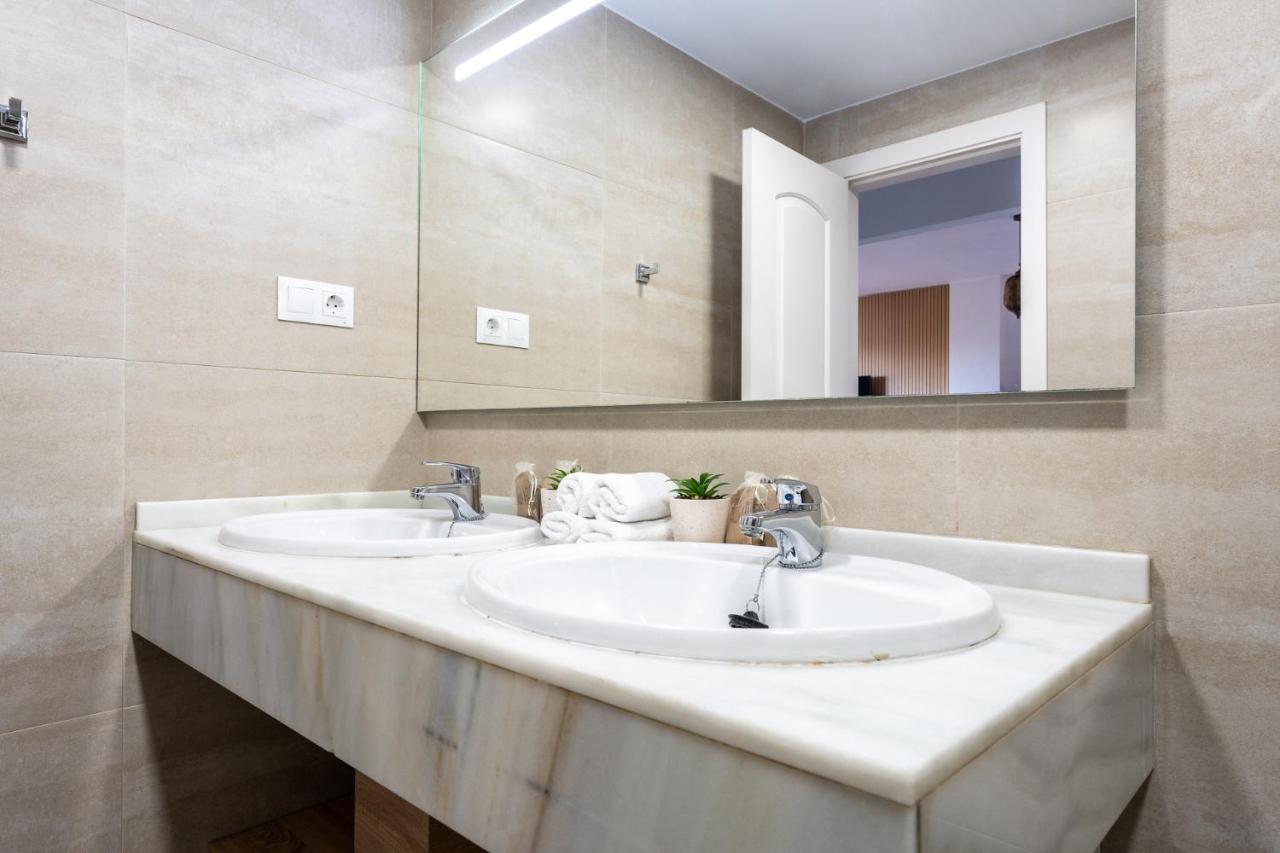 Appartamento Benalmadena Beachfront Retreat Big Balcony And City Sea Views Esterno foto